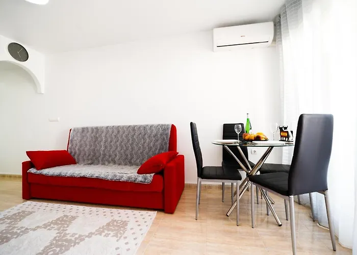 прекрасная где есть бассейн и парковка * تورّيفيِخا