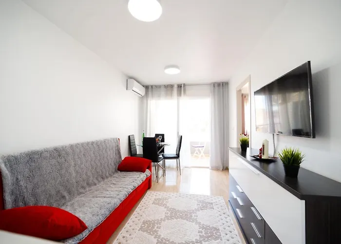 прекрасная где есть бассейн и парковка *